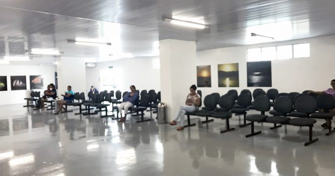 Área da recepção onde os pacientes aguardam atendimento.